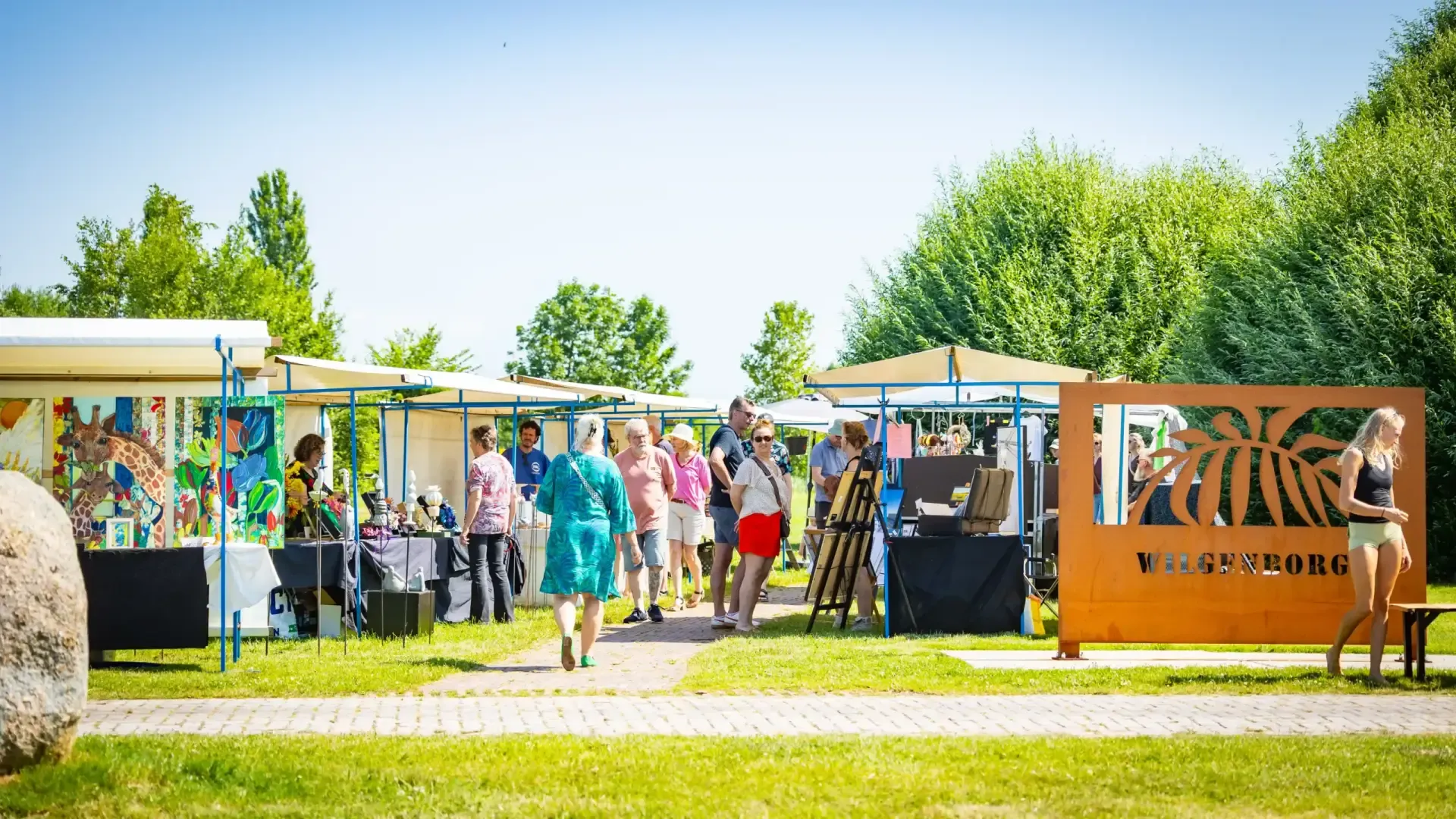 Bezoekers op het festivalterrein aan het water in Blauwestad