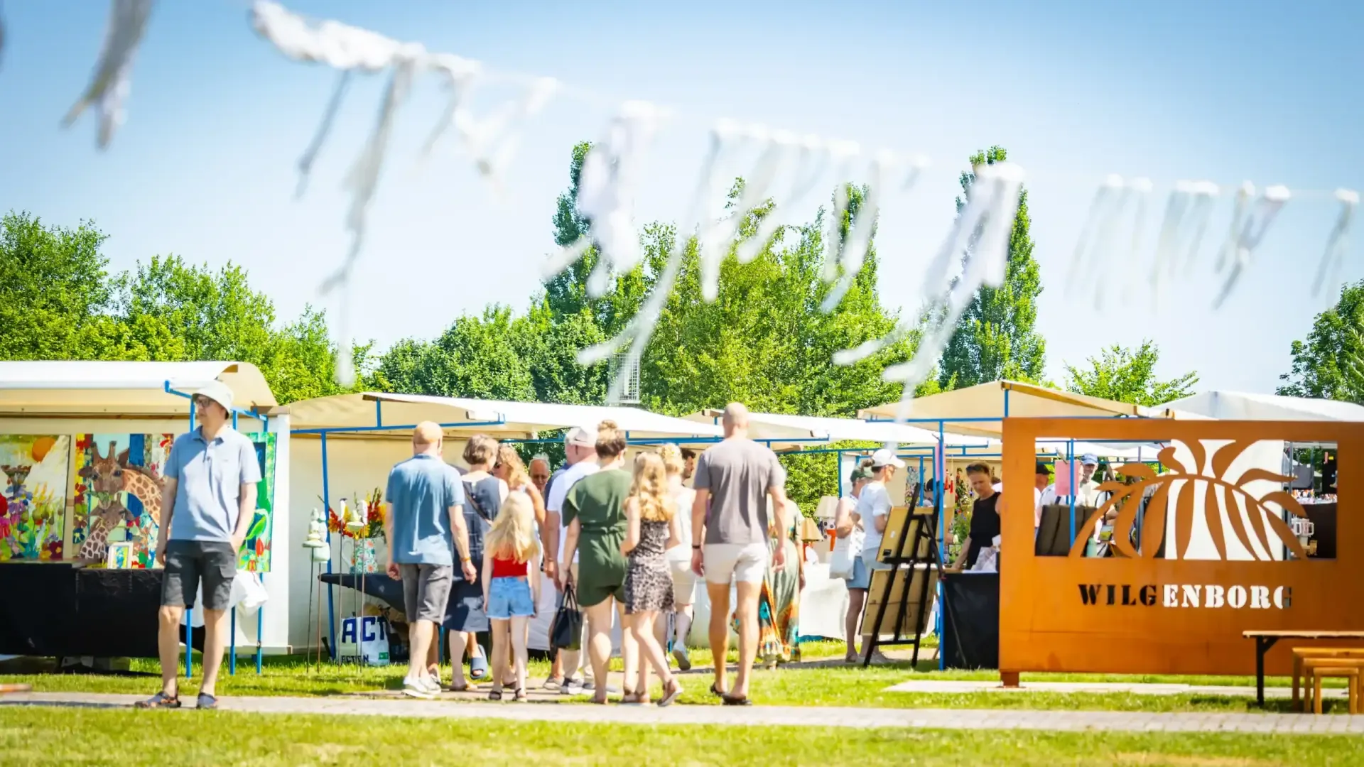 Bezoekers op de markt van het Kom Over De Brug Festival