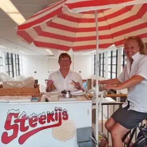 Steekjelos ijs